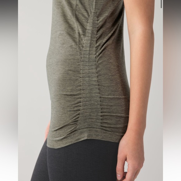 Lululemon In The Flow Tank - Picture 9 of 9